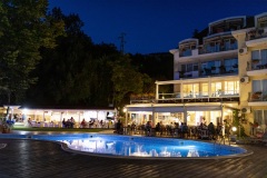 Restaurant-Swimming-pool-in-the-evening